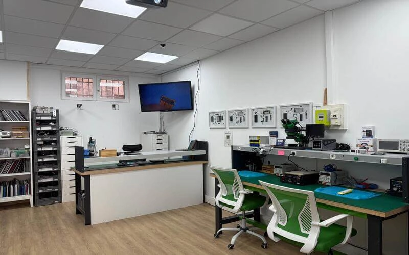 Postes de microsoudure et microscopes